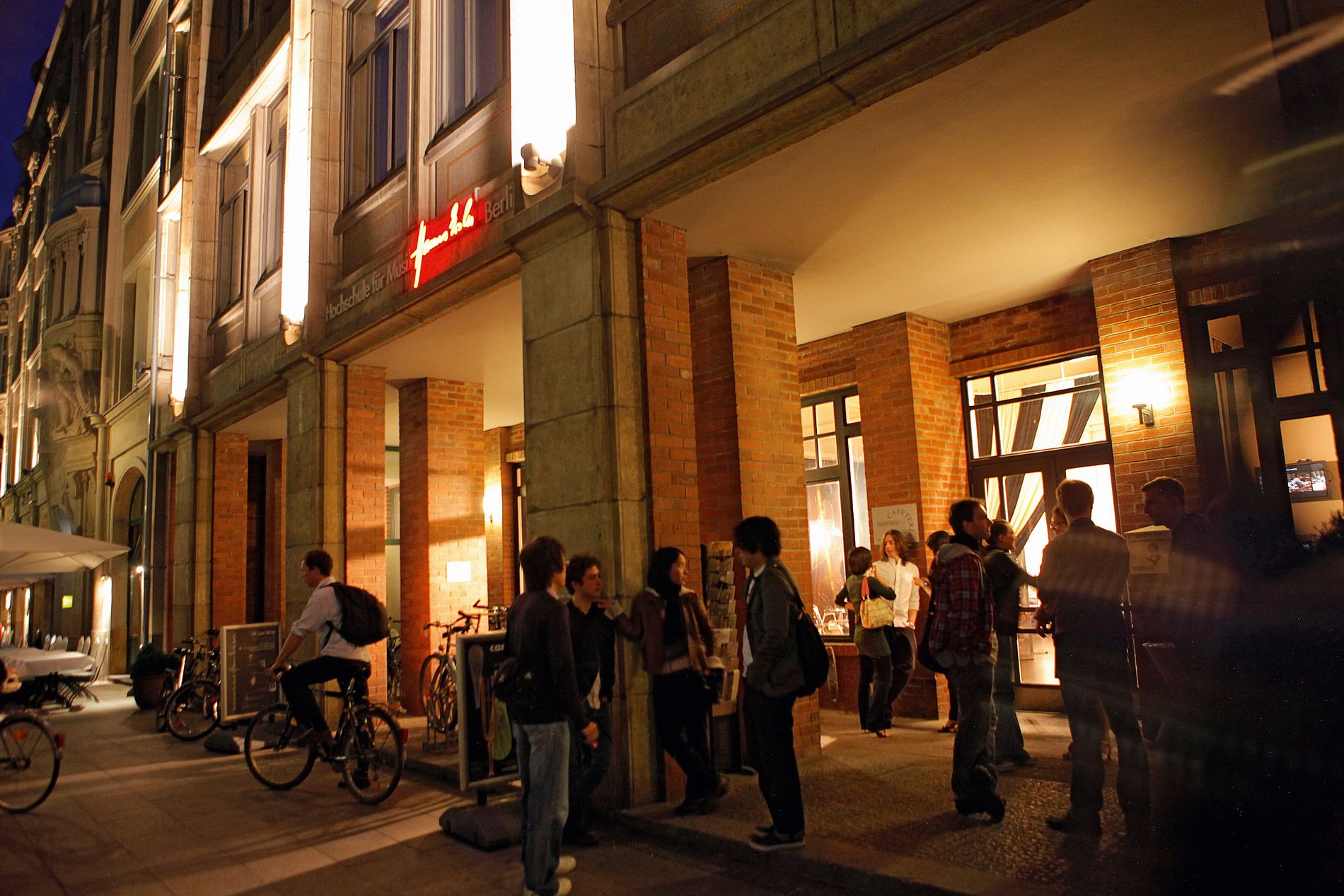csm_02_HfM_Hanns_Eisler_Fassade_Charlottenstrasse_Foto_Ernst_Fesseler_5036_5b5ac96457.jpg