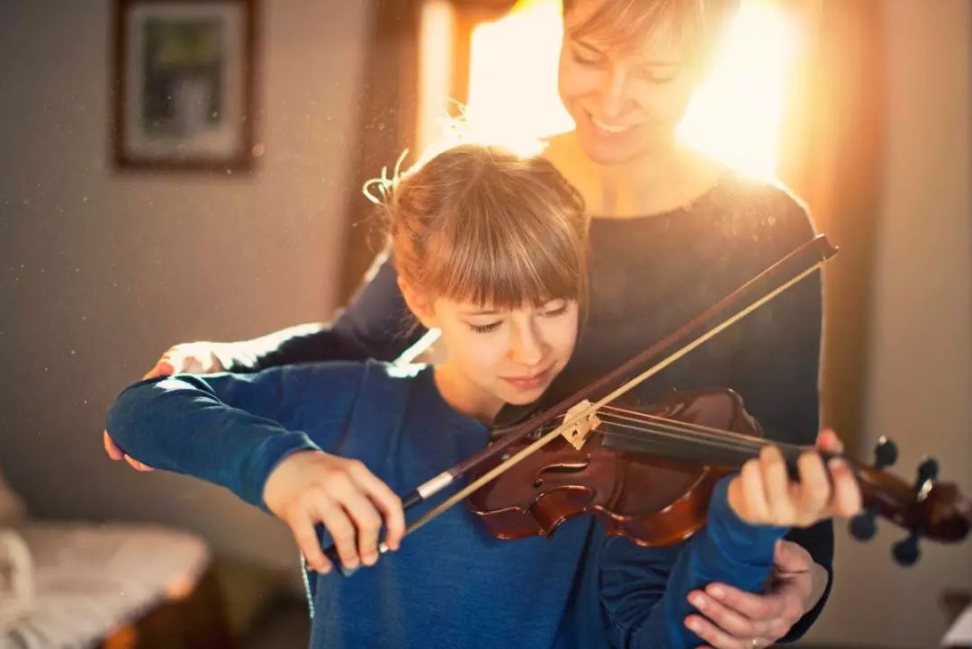 孩子到底学钢琴还是小提琴，这篇文章也许能帮您！_慧禾国际艺术教育