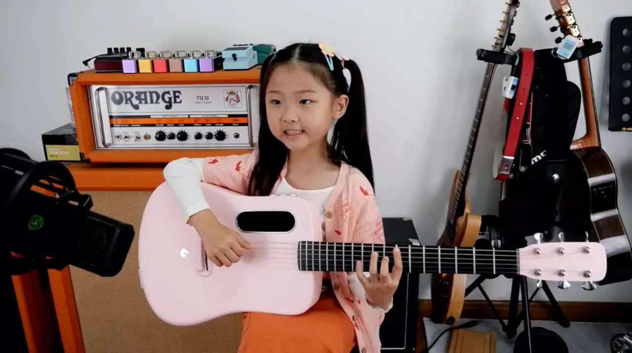 【小编关注】6岁女孩吉他弹唱《Mojito》，甜到周杰伦本尊都点赞_慧禾国际艺术教育