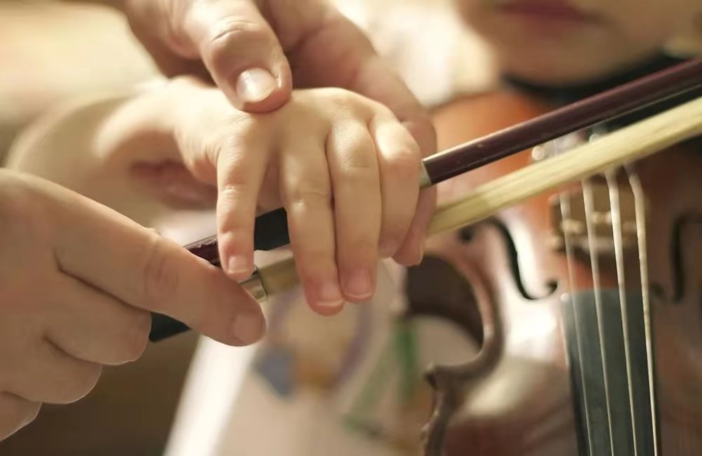 小提琴如何控制音量的大小？_慧禾国际艺术教育